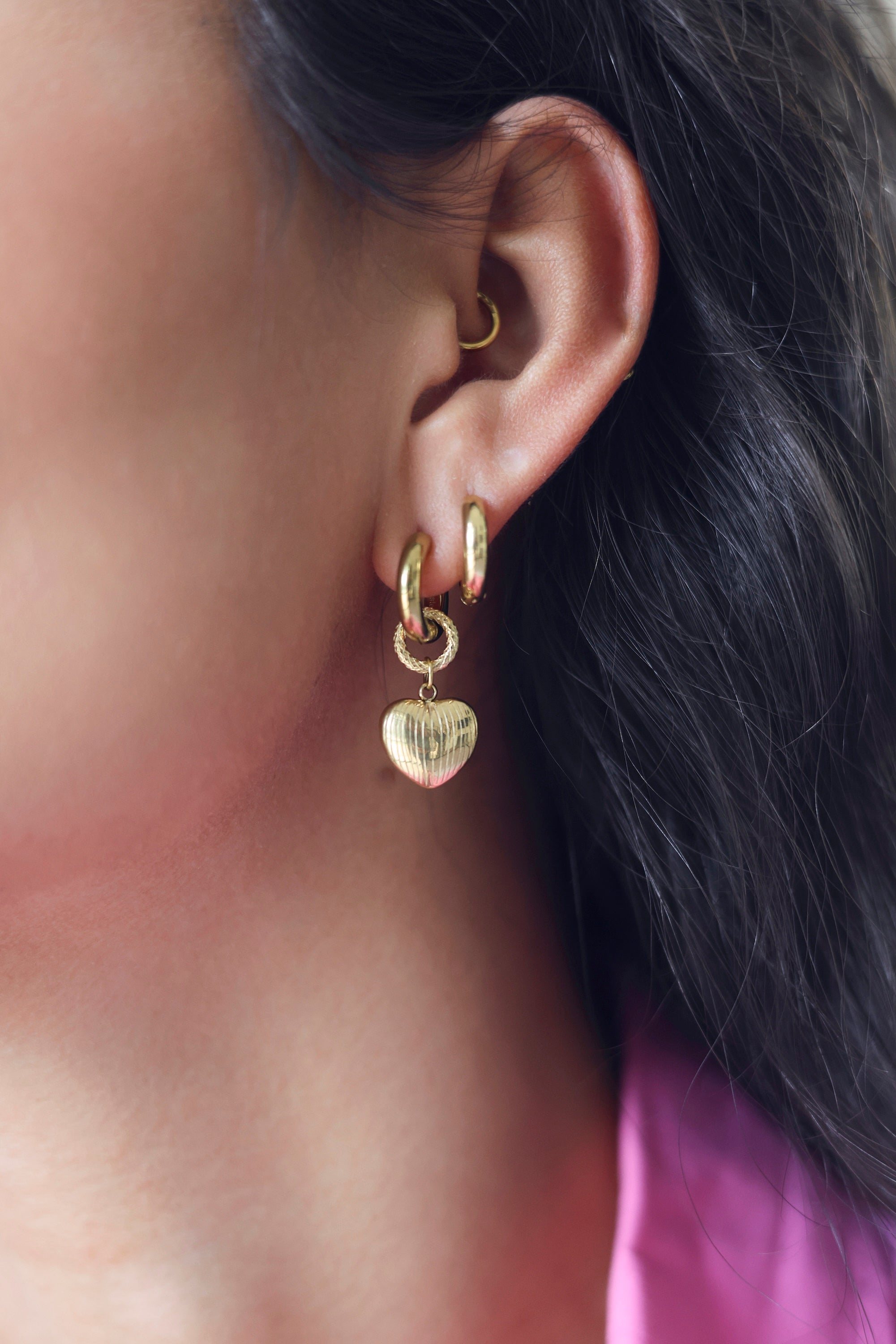 Coffret de parure de bijoux Balmy comprenant une paire de mini créoles dorées ornées d’un cœur strié ainsi qu’une paire de créoles simples - Bijoux portés