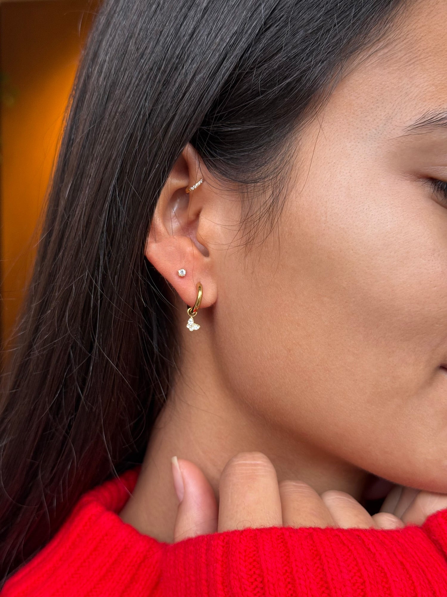 Coffret de parure de bijoux Classy contenant une paire de mini créoles avec des pendentifs papillons et une paire de puces dorées zircons - Bijoux portés
