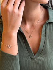 Coffret de parure de bijoux Joy contenant un collier et un bracelet dorés, ornés d’un soleil serti de zircons - Bijoux portés