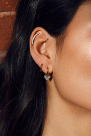 Coffret de parure de bijoux Lily contenant deux paires de mini créoles dorées, une paire simple et une paire avec pendentif cœur serti de zircons - Bijoux portés