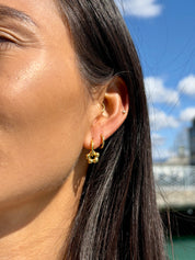 Coffret de parure de bijoux Lola comprenant une paire de mini créoles dorées ornées d’une fleur ainsi qu’une paire de créoles simples - Coffret porté