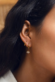 Coffret de parure de bijoux Mirage comprenant une paire de mini créoles dorées ornées d’un pendentif pétales serti de zircons ainsi qu’une paire de créoles simples - Bijoux portés