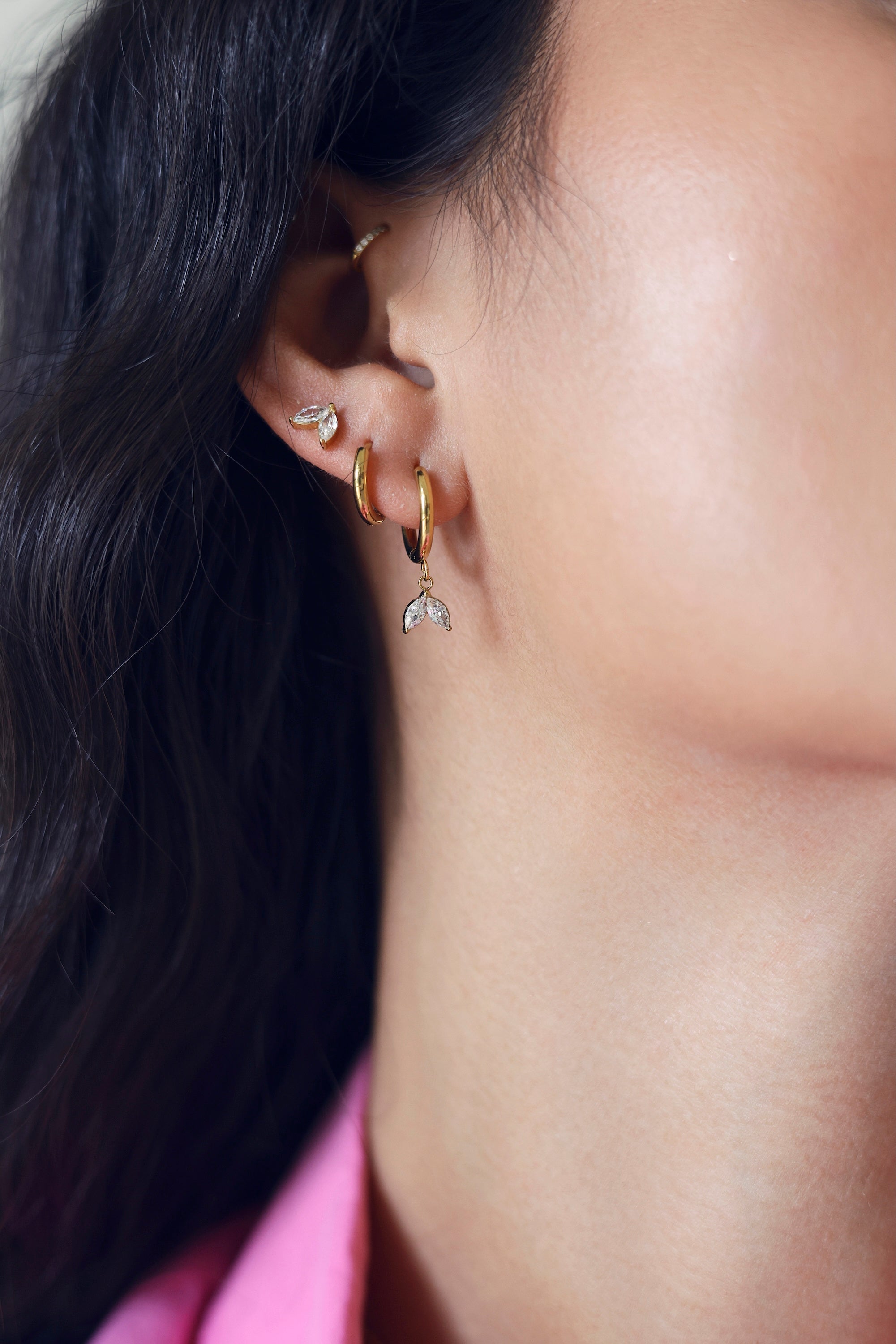 Coffret de parure de bijoux Oasis blanc comprenant une paire de mini créoles dorées ornées d’un pendentif pétales serti de zircons ainsi qu’une paire de créoles simples et une paire de puces assorties - Bijoux portés