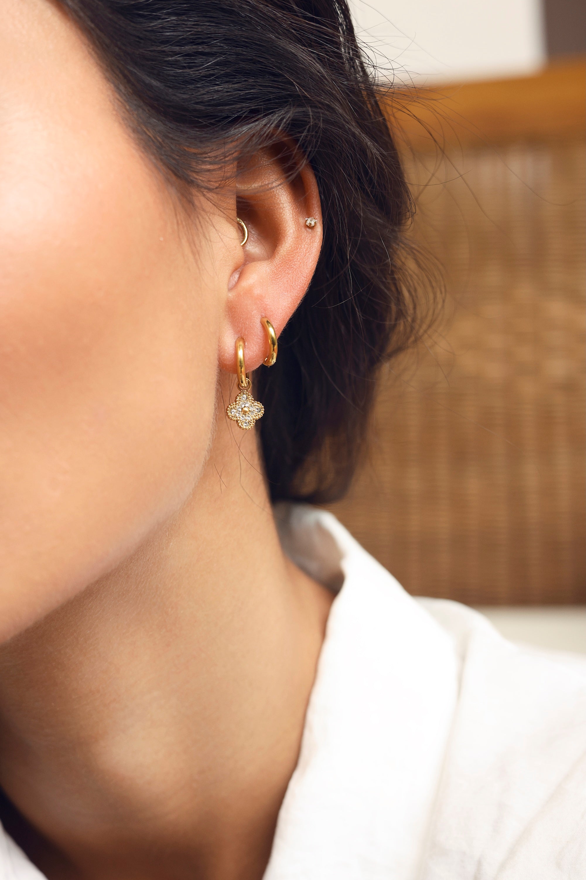 Coffret de parure de bijoux Shore comprenant une paire de mini créoles dorées ornées d’une fleur sertie de zircons ainsi qu’une paire de créoles simples - Bijoux portés