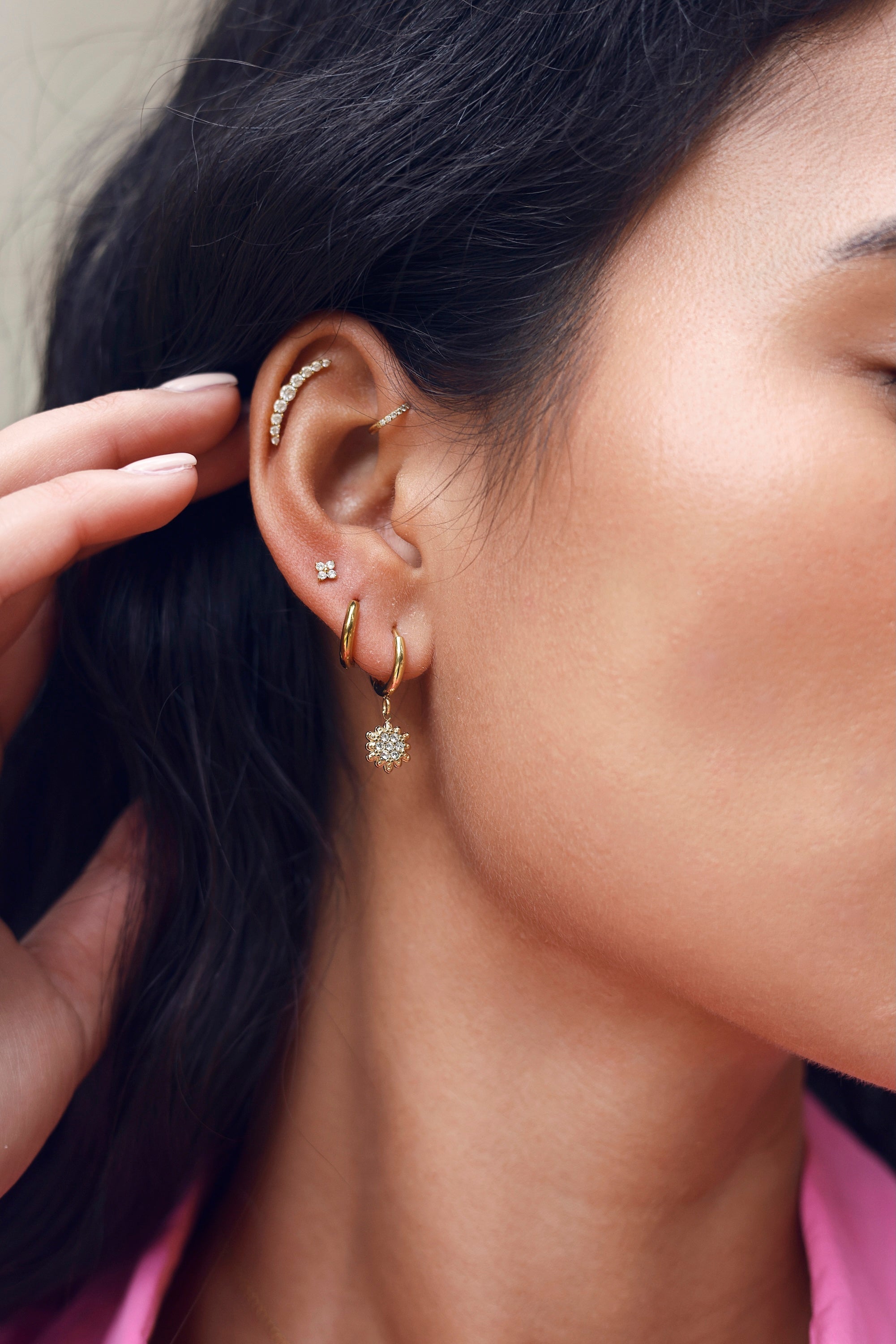 Coffret de parure de bijoux Sunny comprenant une paire de mini créoles dorées ornées d’un soleil serti de zircons ainsi qu’une paire de créoles simples et une paire de puces en forme de fleur - Bijoux portés