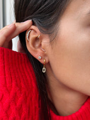 Coffret de parure de bijoux Blush contenant une paire de mini créoles avec des pendentifs rectangles ovalisés et une paire de puces dorées - Bijoux portés