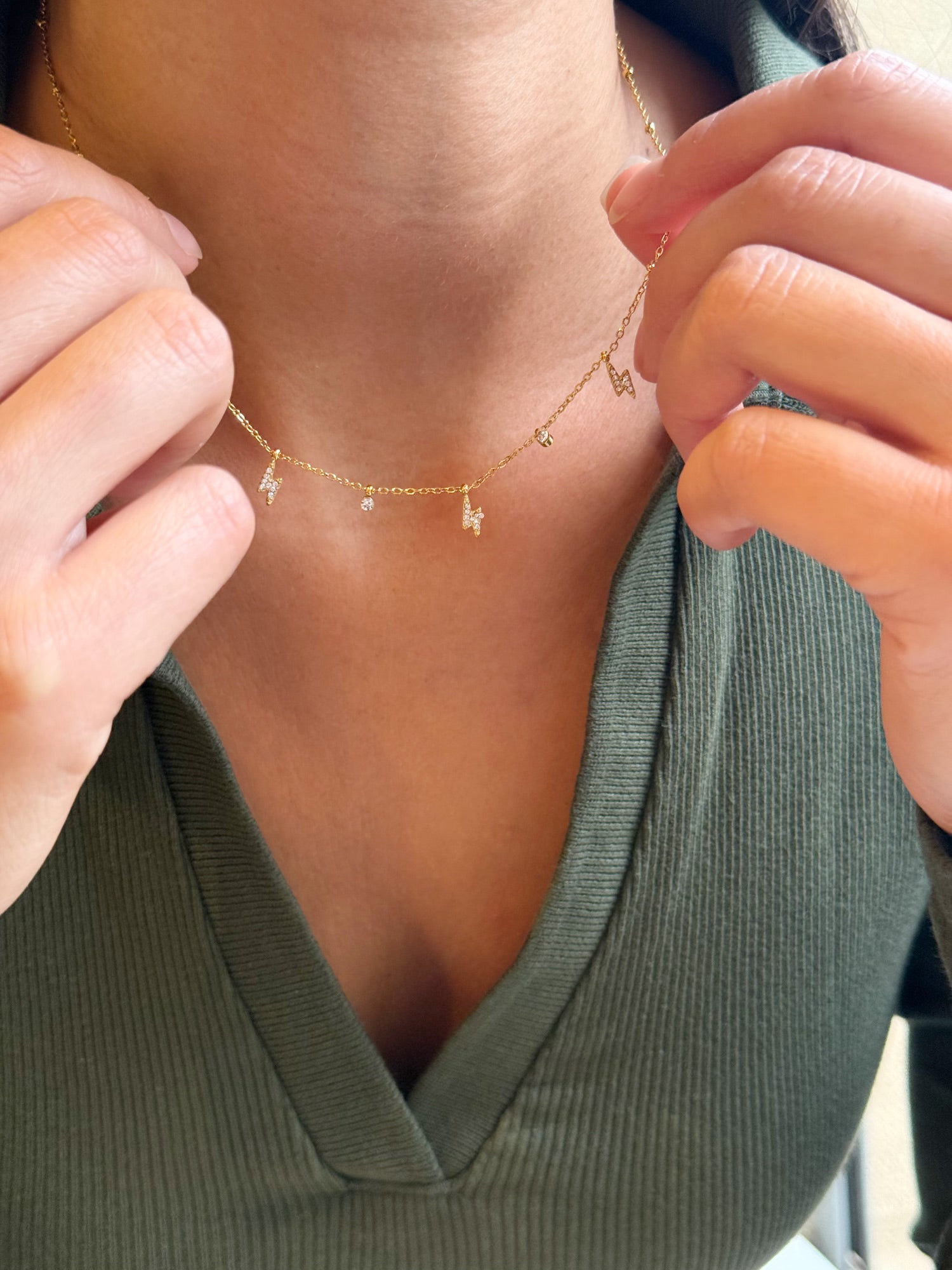 Coffret de parure de bijoux Davia éclair contenant un collier et un bracelet dorés, ornés de petits charms en forme d’éclair sertis de zircons - Bijoux portés