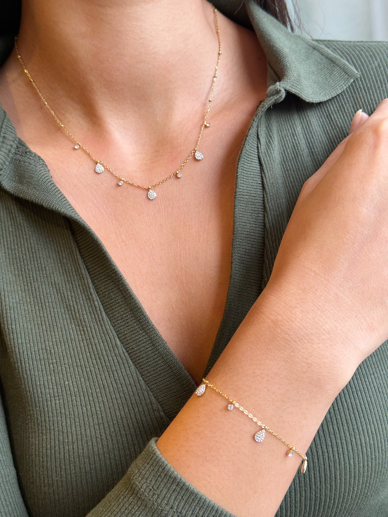 Coffret de parure de bijoux Davia goutte contenant un collier et un bracelet dorés, ornés de petits charms en forme de goutte sertis de zircons - Bijoux portés