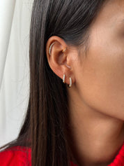 Coffret de parure de bijoux Divine contenant deux paires de mini créoles dorées ornées de zircons - Bijoux portés