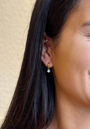 Coffret de parure Dolce comprenant une paire de mini créoles, un collier et un bracelet dorés, ornés de petites fleurs serties de zircons - Bijoux portés