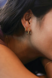 Coffret de parure de bijoux Laperla contenant deux paires de mini créoles dorées perlées - Bijoux portés