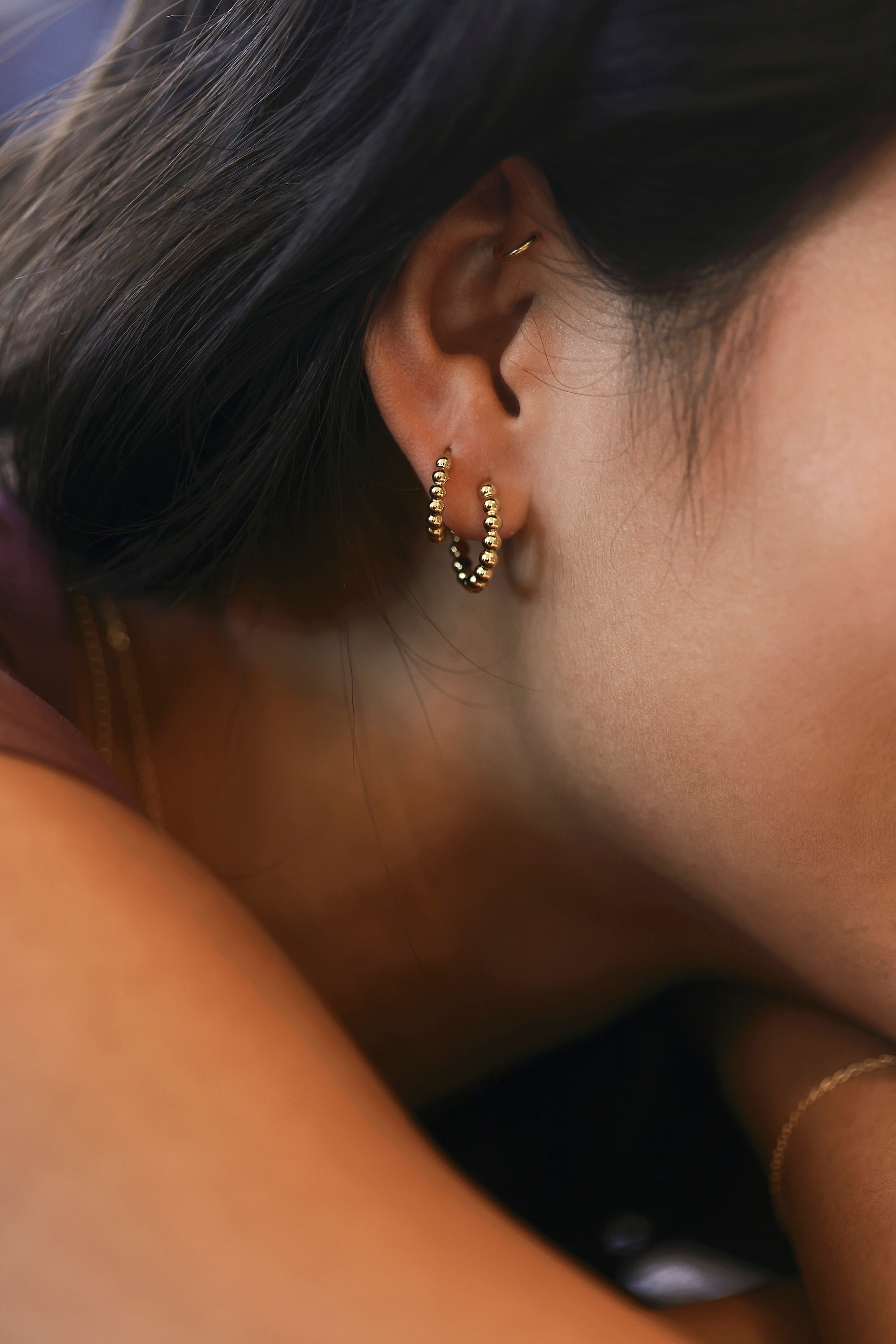 Coffret de parure de bijoux Laperla contenant deux paires de mini créoles dorées perlées - Bijoux portés