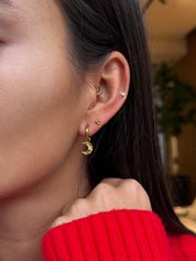 Coffret de parure de bijoux Luna contenant une paire de mini créoles avec des pendentifs lunes et une paire de puces dorées - Bijoux portés