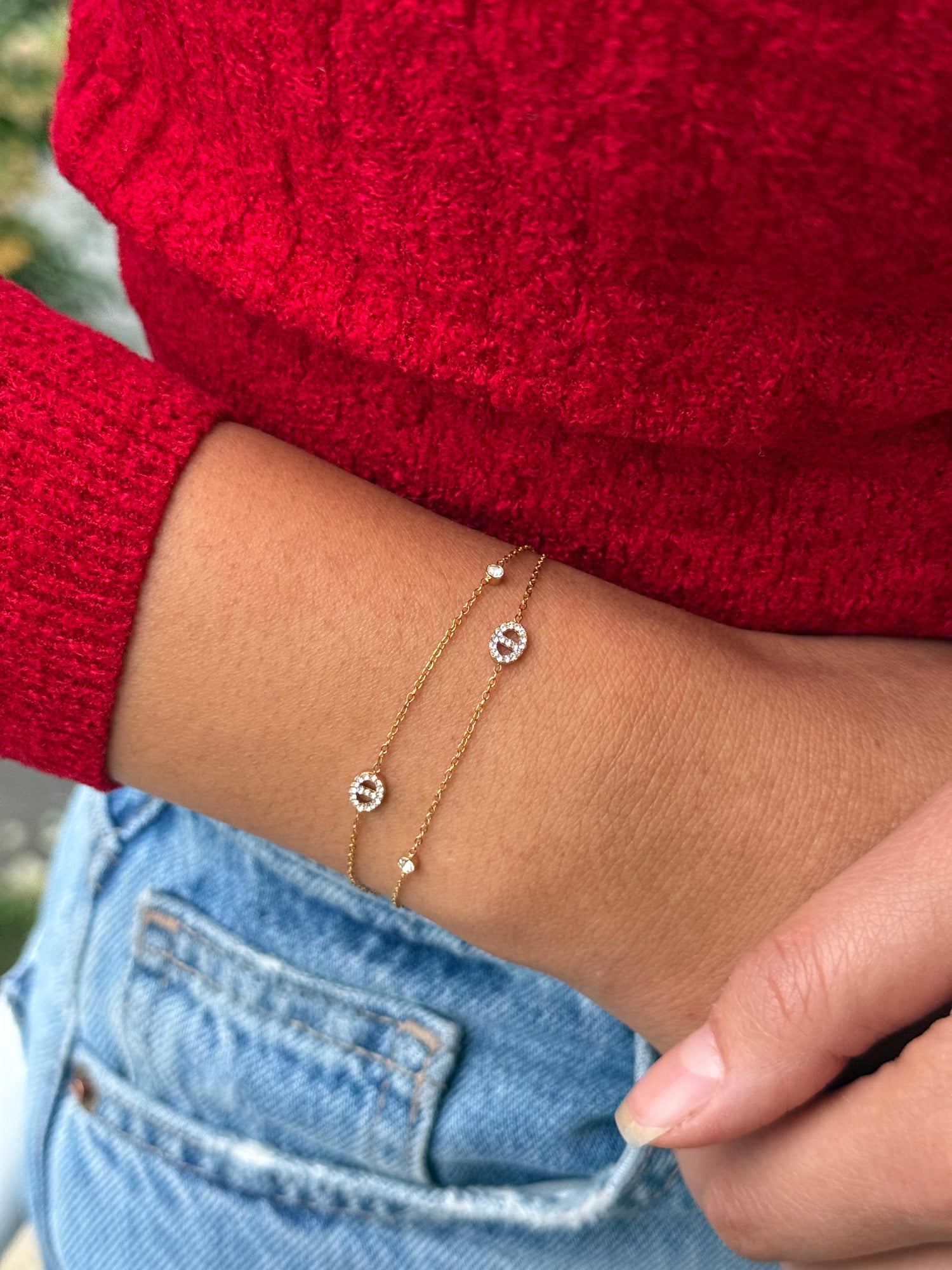 Coffret de parure de bijoux Maille marine contenant une paire de mini créoles avec des pendentifs maille marine et un bracelet double dorés - Bijoux portés