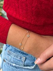 Coffret de parure de bijoux Maille marine contenant une paire de mini créoles avec des pendentifs maille marine et un bracelet double dorés - Bijoux portés