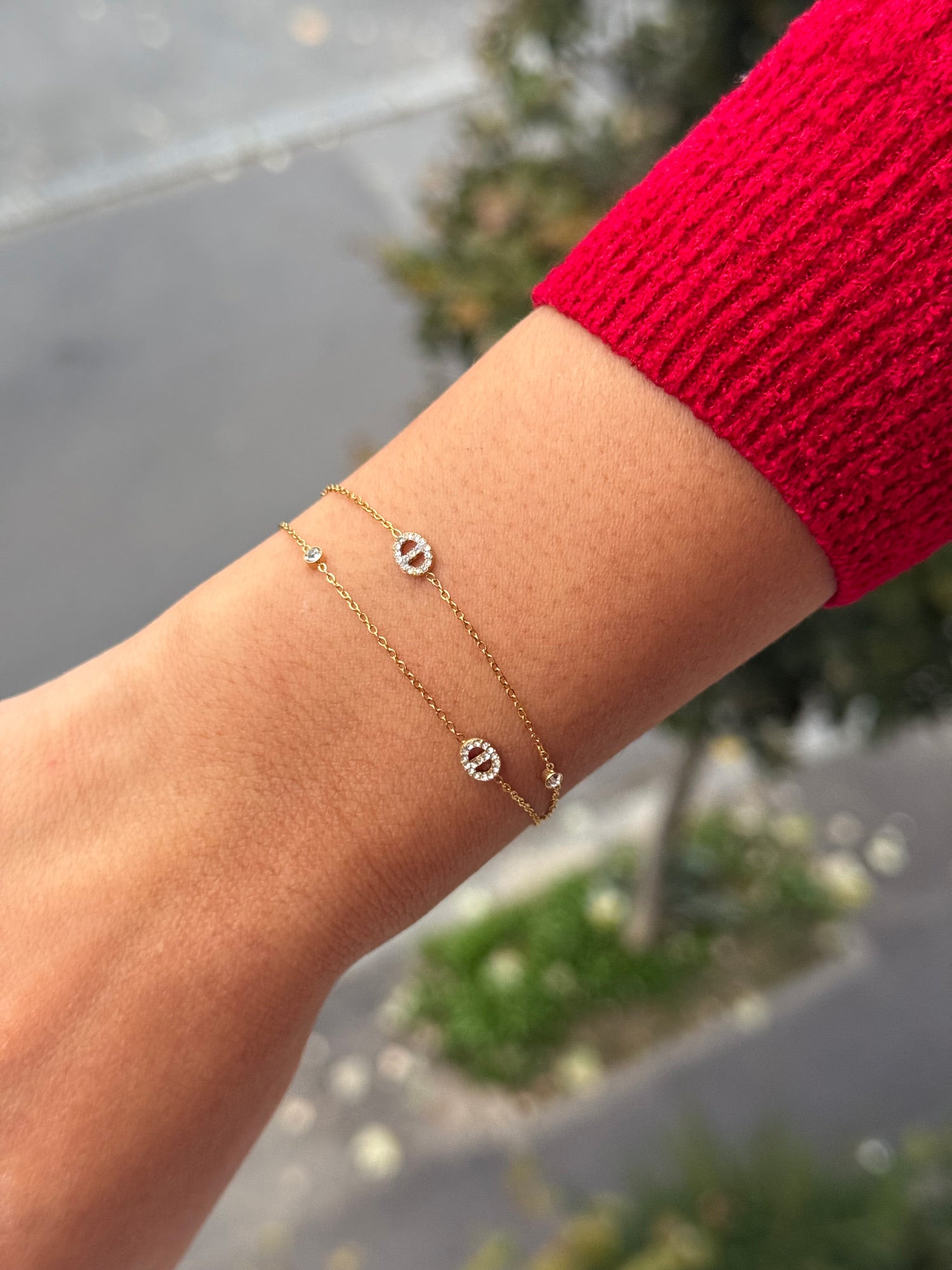 Coffret de parure de bijoux Maille marine contenant une paire de mini créoles avec des pendentifs maille marine et un bracelet double dorés - Bijoux portés