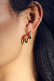 Coffret de parure de bijoux Marie contenant deux paires de mini créoles dorées striées - Bijoux portés