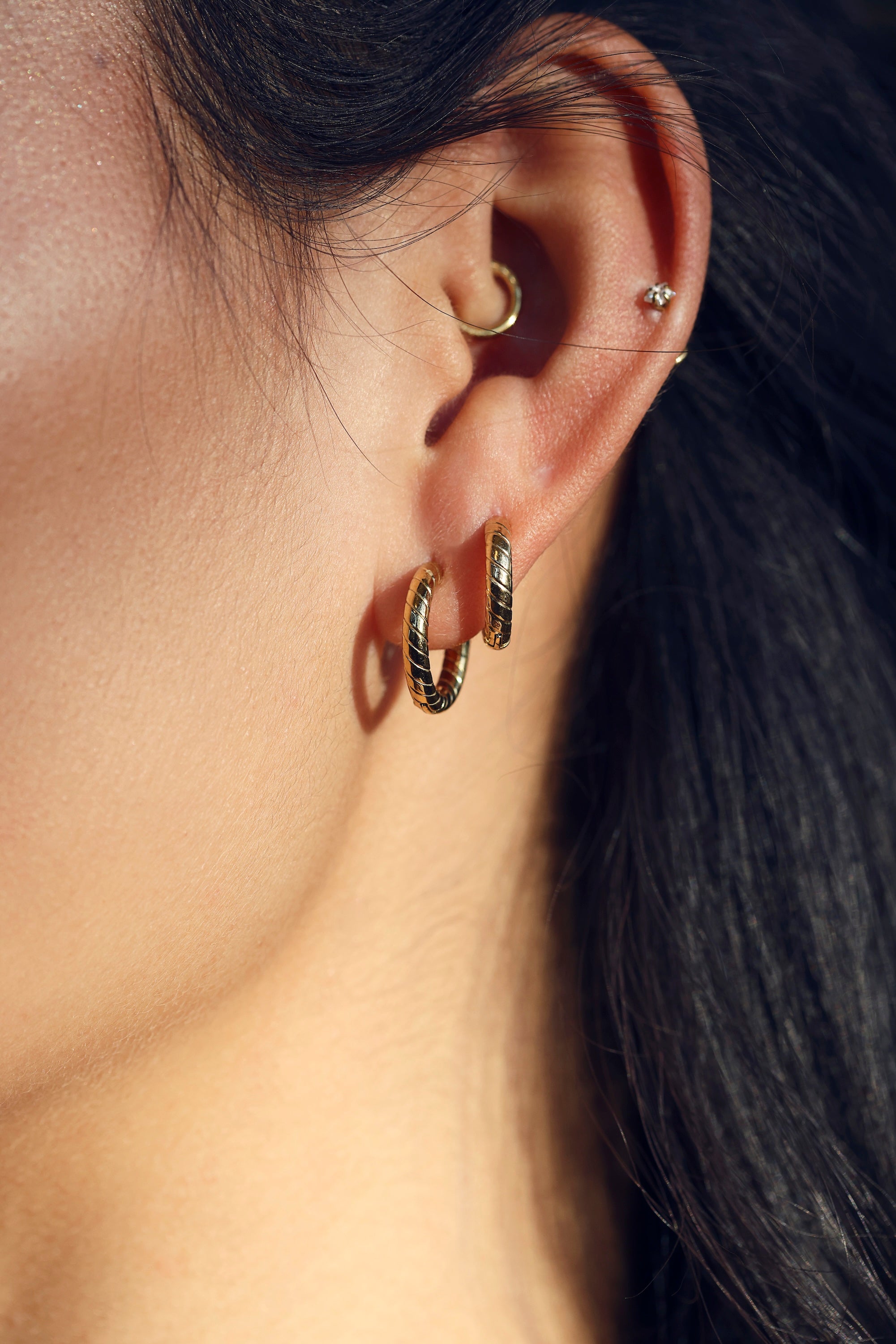 Coffret de parure de bijoux Marie contenant deux paires de mini créoles dorées striées - Bijoux portés