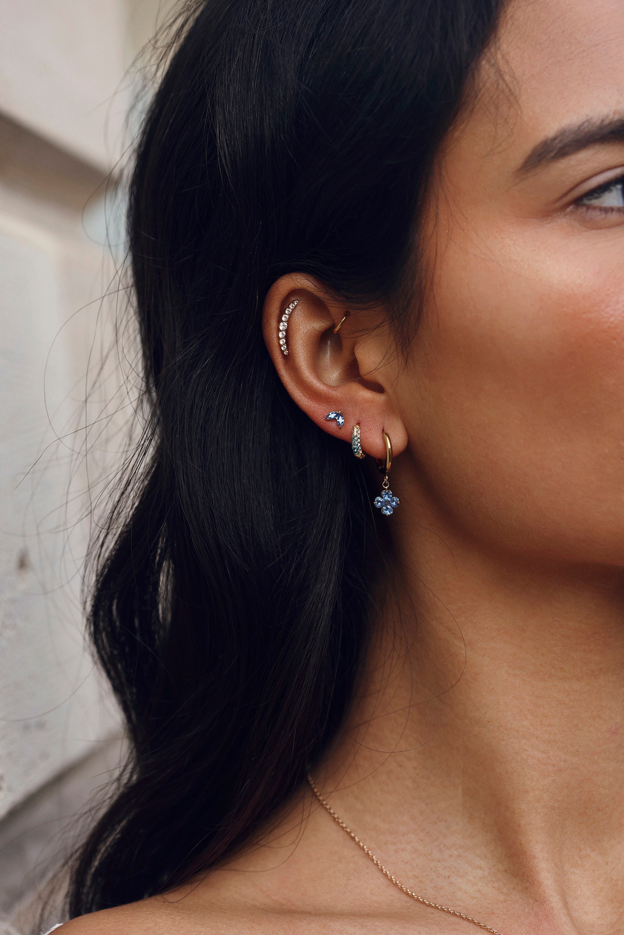 Coffret de parure de bijoux Sonia bleu comprenant deux paires de mini créoles dorées ornées de zircons et une paire de puces assorties - Bijoux portés