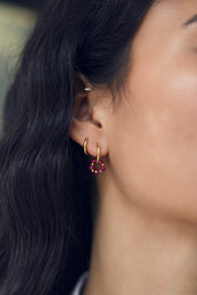 Coffret de parure de bijoux Sunday fuchsia comprenant une paire de mini créoles dorées ornées d'un anneau en perles dorées et fuchsia ainsi qu’une paire de créoles simples - Bijoux portés