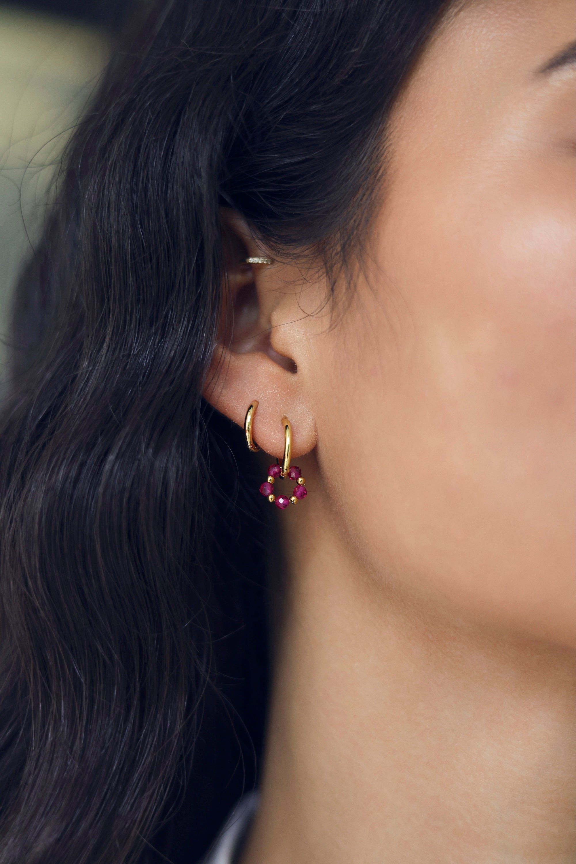 Coffret de parure de bijoux Sunday fuchsia comprenant une paire de mini créoles dorées ornées d'un anneau en perles dorées et fuchsia ainsi qu’une paire de créoles simples - Bijoux portés