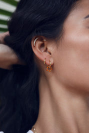 Coffret de parure de bijoux Sunday orange comprenant une paire de mini créoles dorées ornées d'un anneau en perles dorées et orange ainsi qu’une paire de créoles simples - Bijoux portés