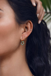 Coffret de parure de bijoux Sunday vert turquoise comprenant une paire de mini créoles dorées ornées d'un anneau en perles dorées et vert ainsi qu’une paire de créoles simples - Bijoux portés