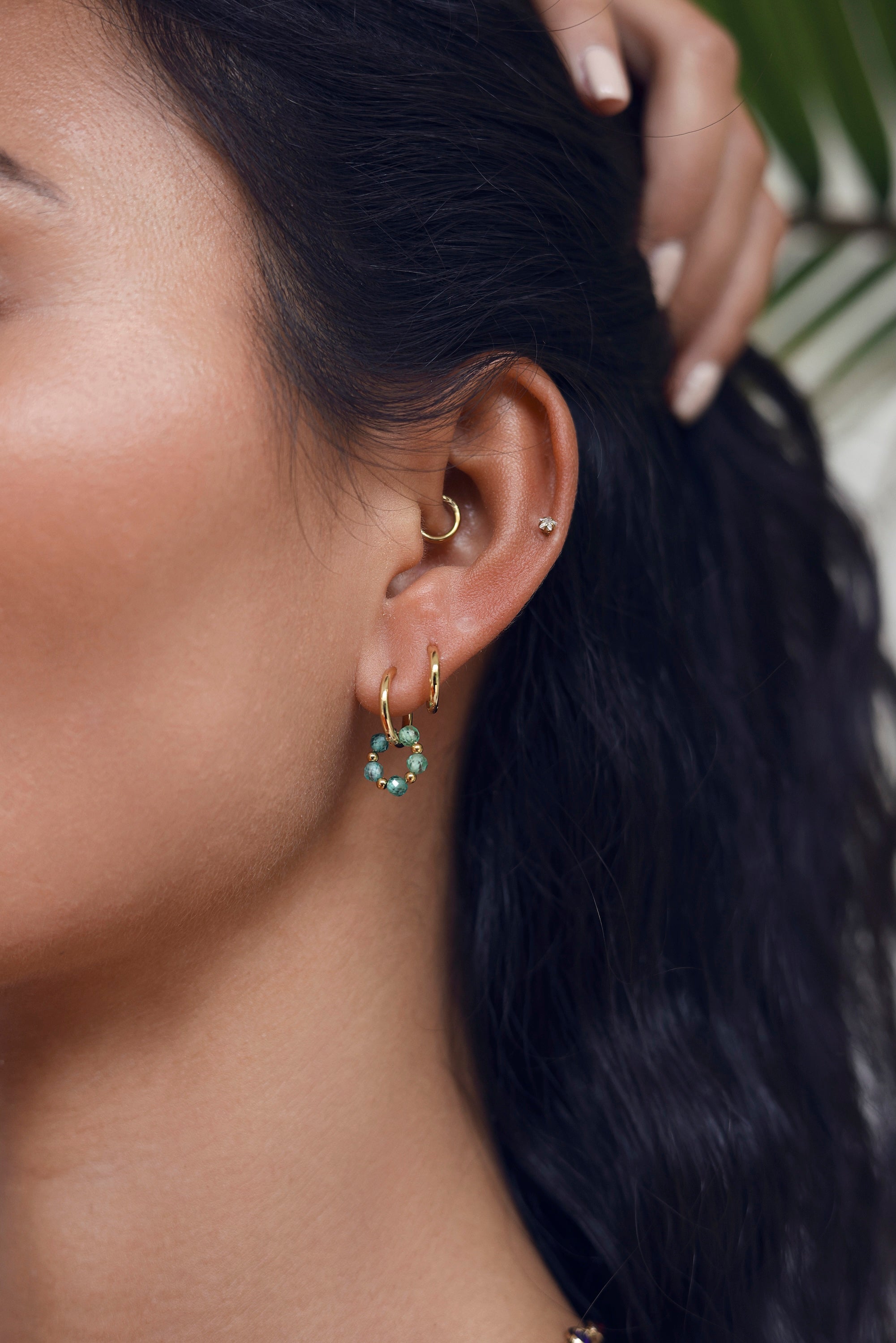 Coffret de parure de bijoux Sunday vert turquoise comprenant une paire de mini créoles dorées ornées d'un anneau en perles dorées et vert ainsi qu’une paire de créoles simples - Bijoux portés