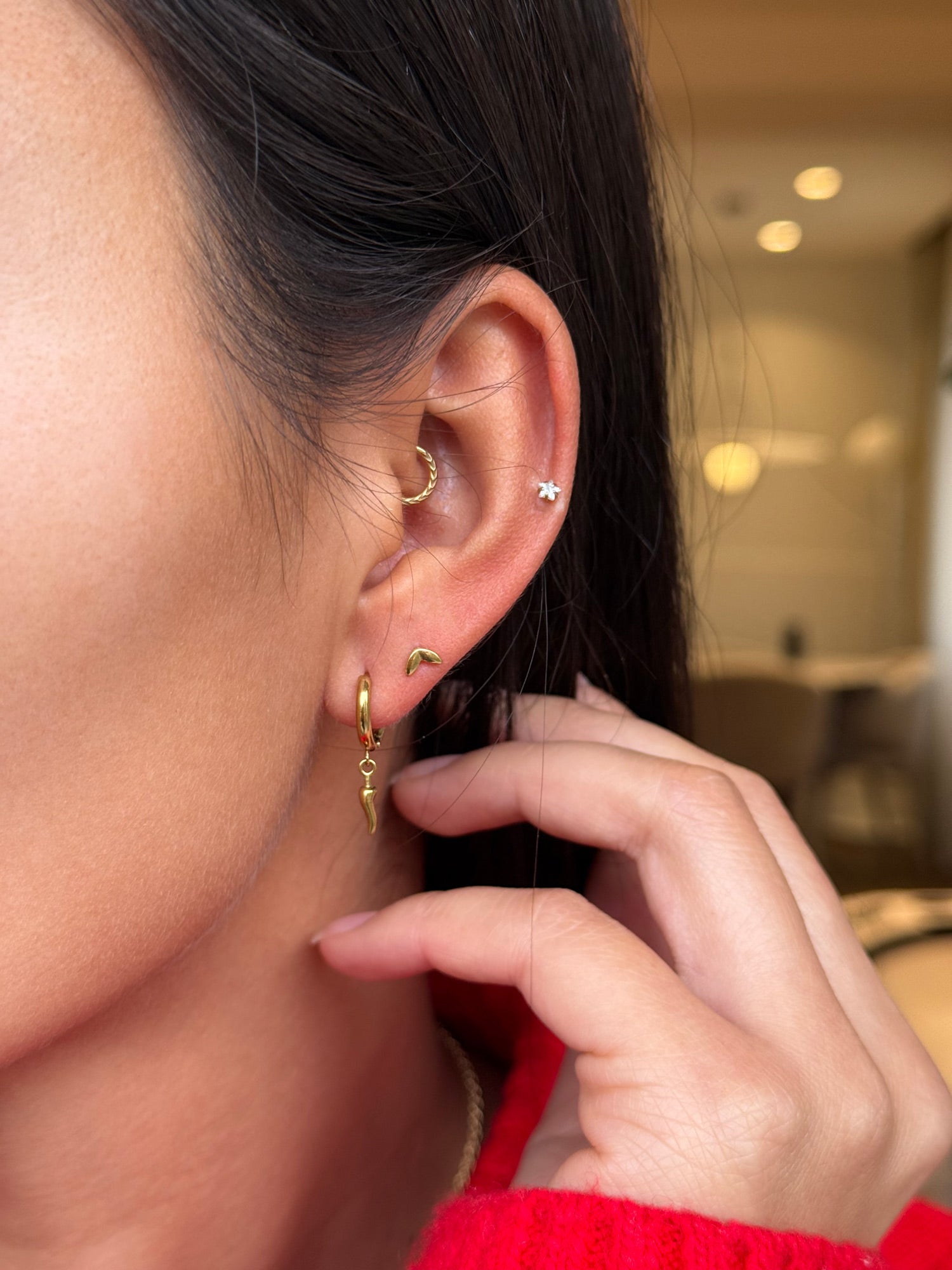 Coffret de parure de bijoux Tender contenant une paire de mini créoles avec des pendentifs piments et une paire de puces dorées - Bijoux portés