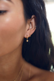 Coffret de parure de bijoux Kelia comprenant une paire de mini créoles dorées ornées d’un cœur ainsi qu’une paire de créoles simples - Bijoux portés