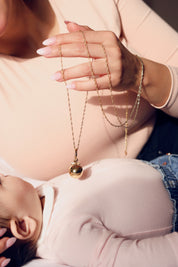 Collier sautoir doré pour femme enceinte orné de nacre - Bijou porté