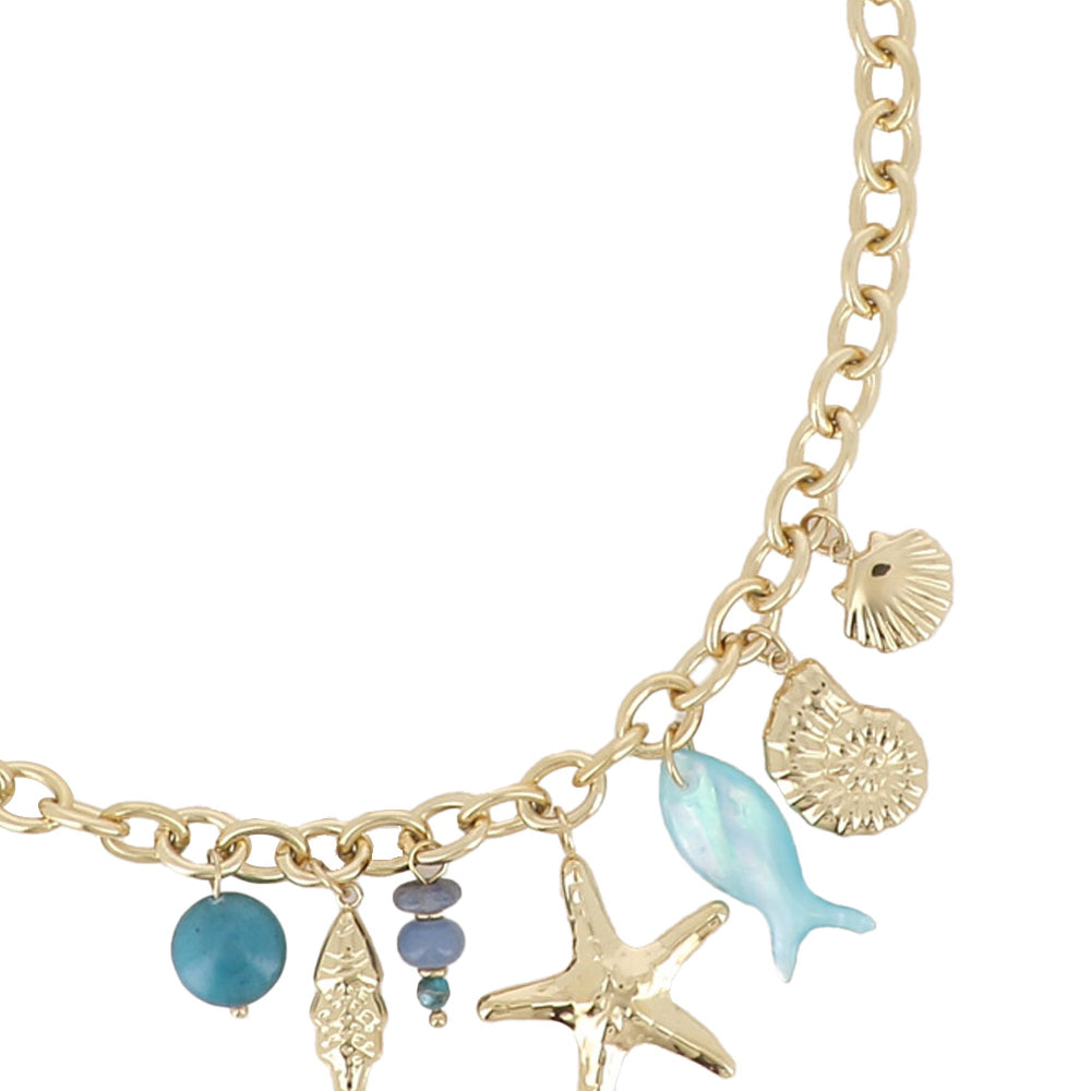 Collier doré Ainoa bleu grosse maille avec pendentifs, poisson, étoile de mer, coquillages et pierres naturelles - Bijou photographié sur fond blanc