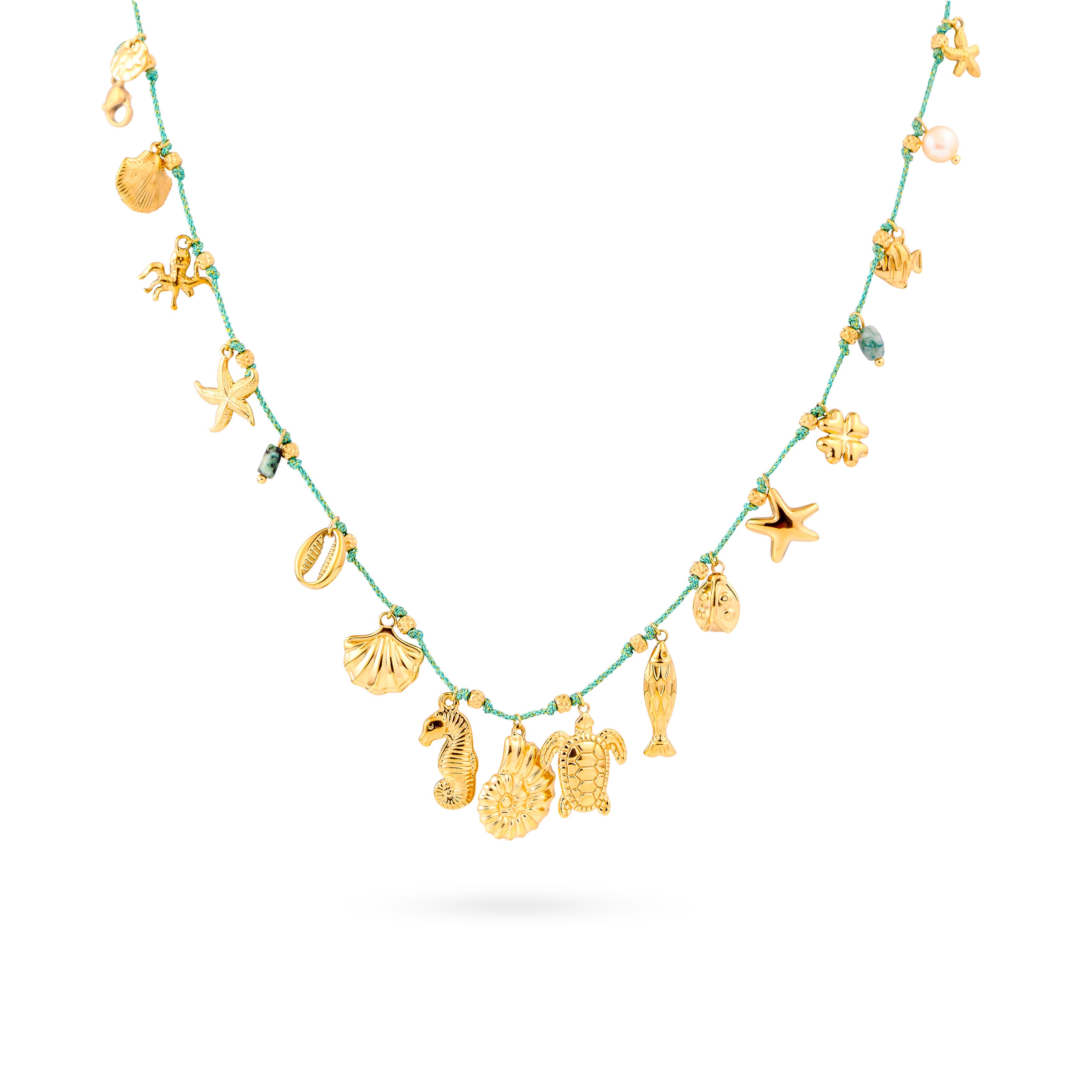 Collier doré Alina pendentifs tortue, coquillage, poisson, nacre, turquoise africaine, ... - Bijou photographié sur fond blanc