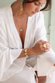 Collier doré Amalfi orné de pastilles martelées - Bijou porté