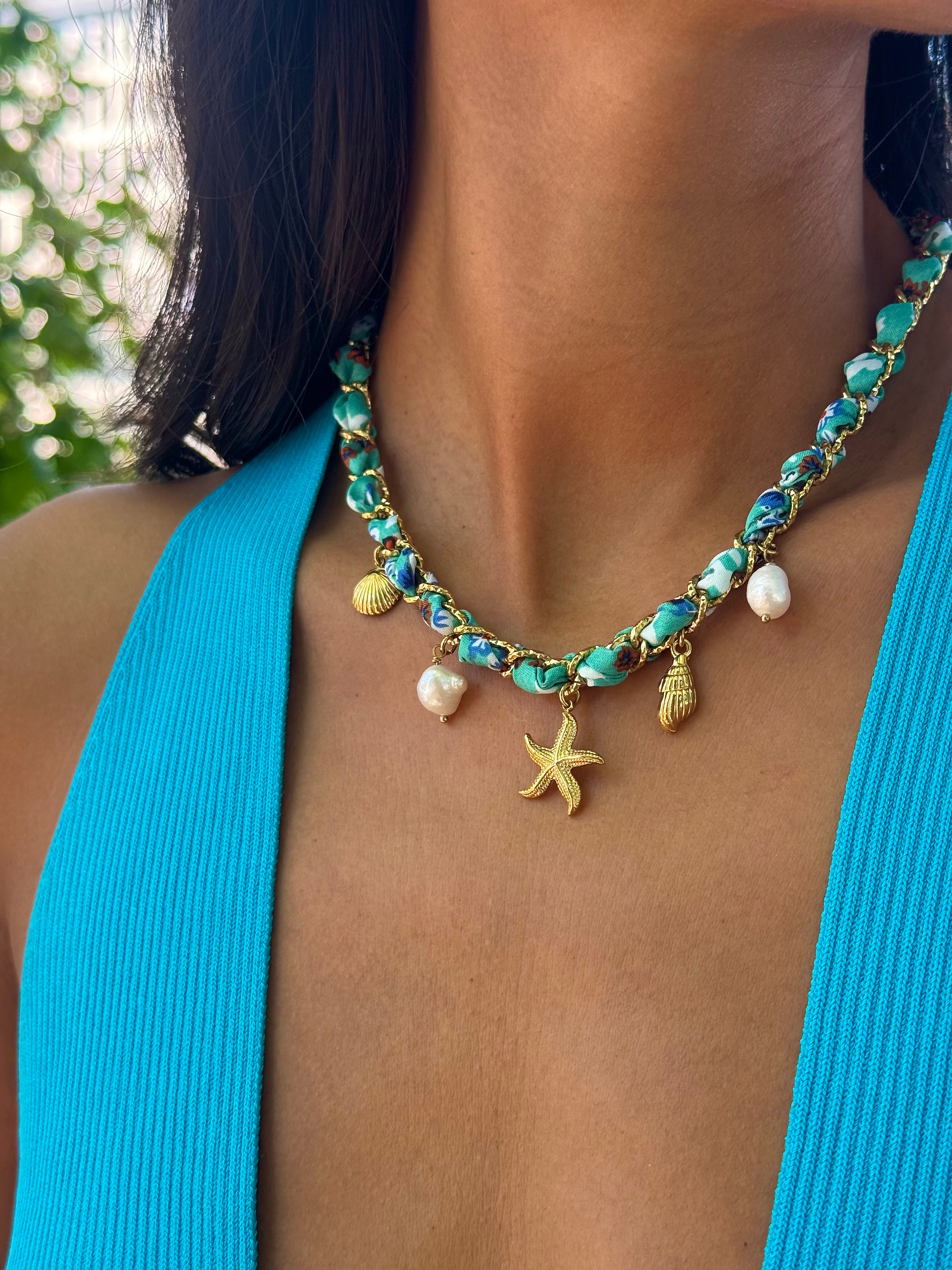 Collier doré Aminata maille entrelacée avec tissu turquoise pendentifs coquillages, étoile de mer et nacres - Bijou porté