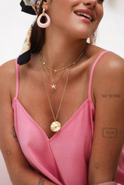 Collier doré Delphine fleurs - Bijou porté