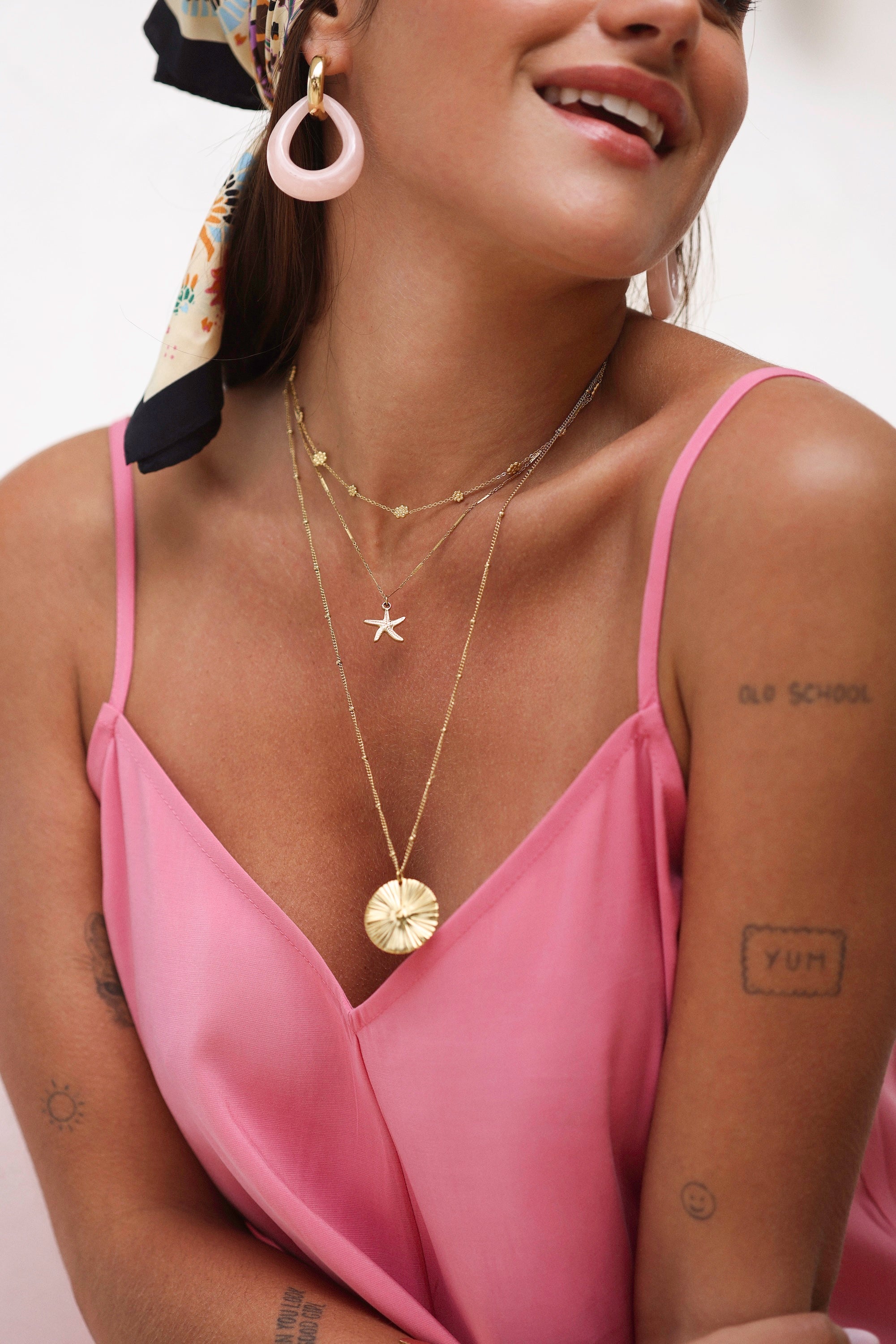 Collier doré Delphine fleurs - Bijou porté