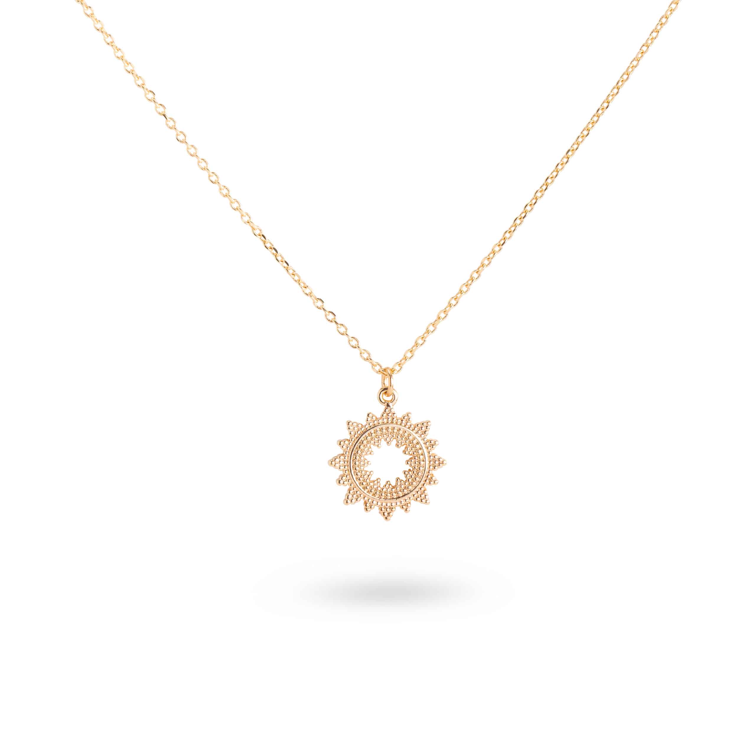 Collier doré Ilona soleil - Bijou photographié sur fond blanc