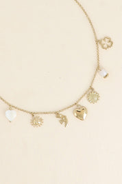 Collier doré Lorena chaîne fine avec pendentifs soleil, hirondelle, coeur, tournesol, trèfle et pierre naturelle - Bijou photographié sur fond blanc