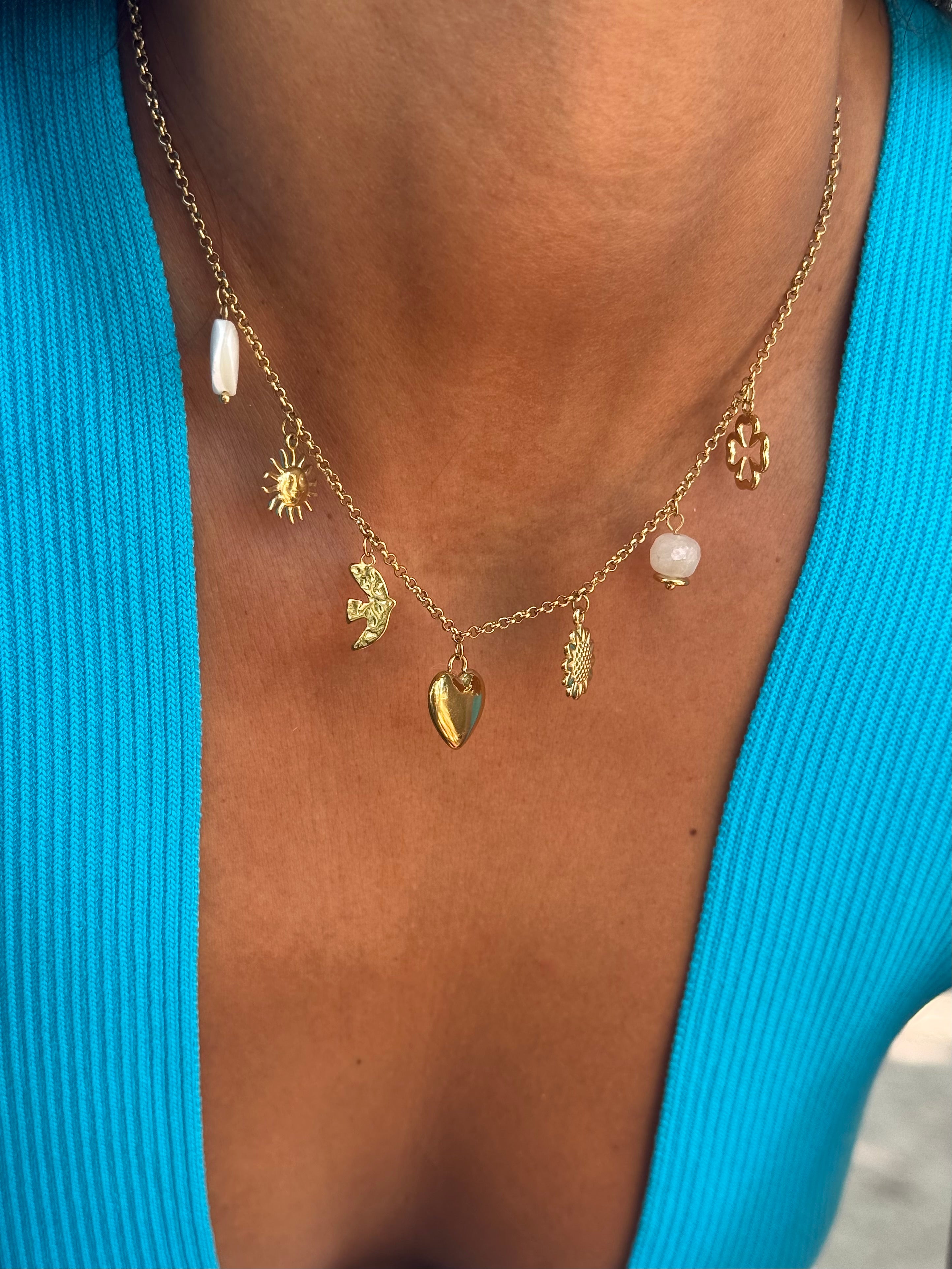 Collier doré Lorena chaîne fine avec pendentifs soleil, hirondelle, coeur, tournesol, trèfle et pierre naturelle - Bijou porté