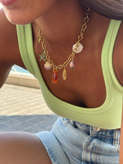 Collier maille doré Melania avec pendentifs coquillages, poissons, étoile de mer, soleil et coeur - Bijou porté