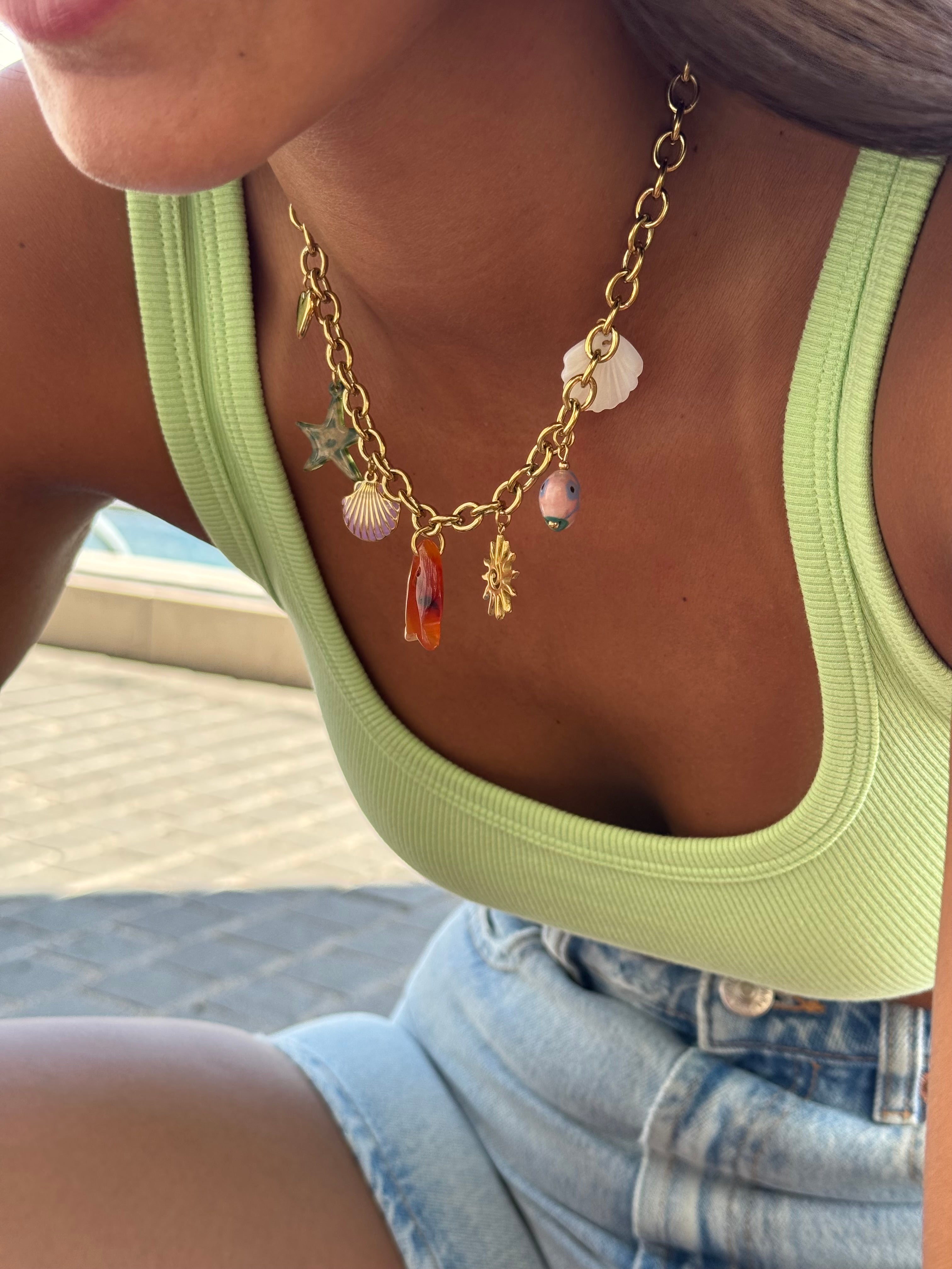 Collier maille doré Melania avec pendentifs coquillages, poissons, étoile de mer, soleil et coeur - Bijou porté