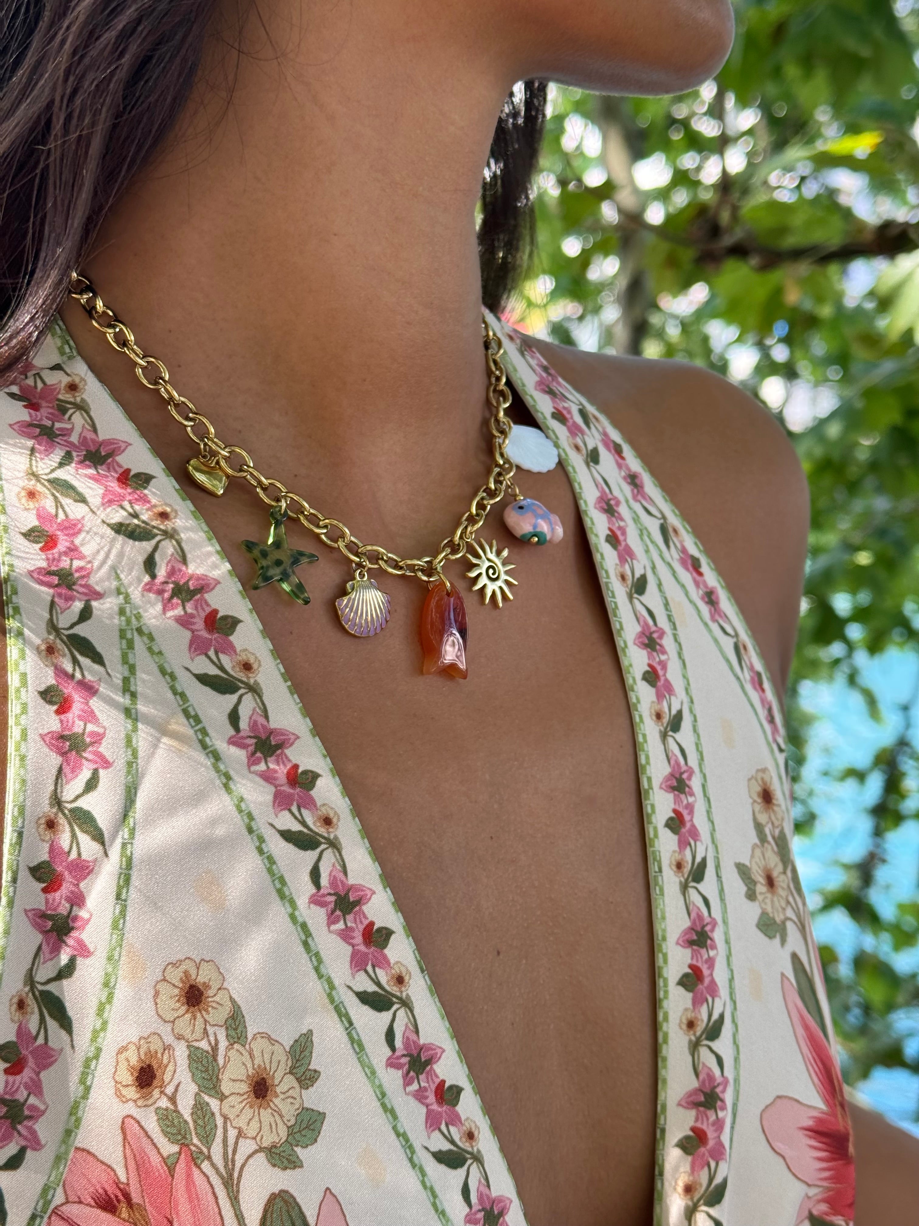 Collier maille doré Melania avec pendentifs coquillages, poissons, étoile de mer, soleil et coeur - Bijou porté