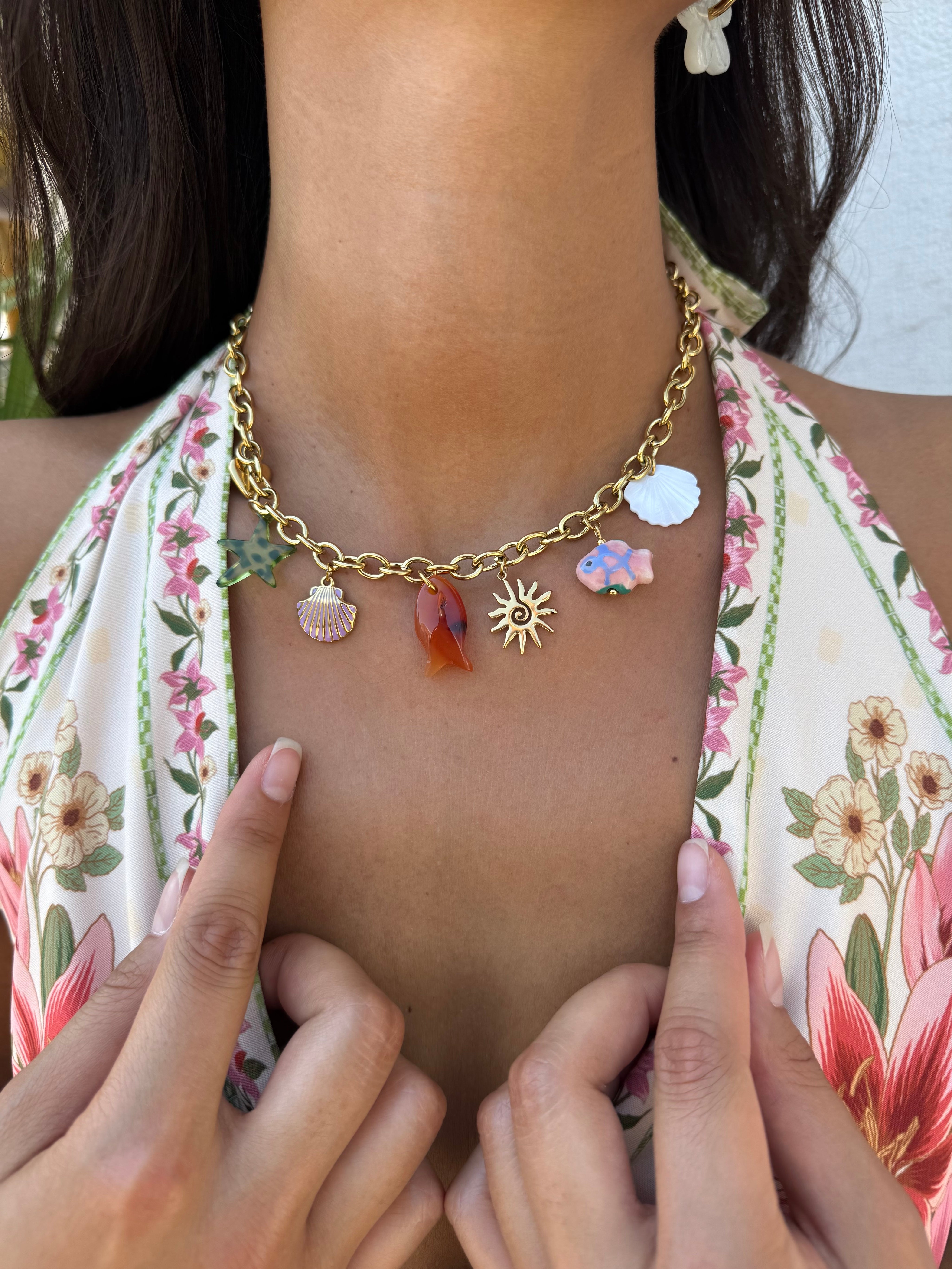 Collier maille doré Melania avec pendentifs coquillages, poissons, étoile de mer, soleil et coeur - Bijou porté