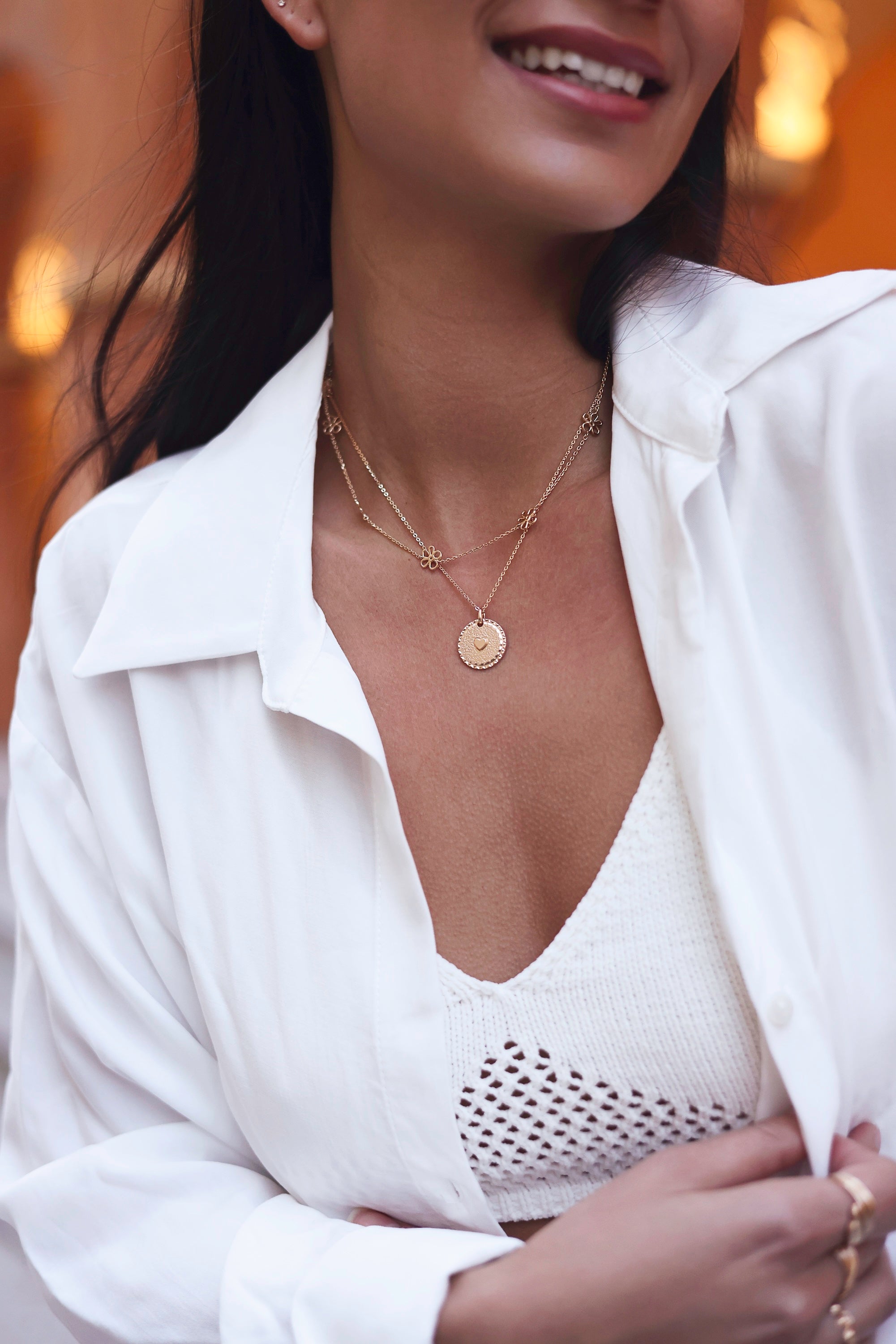 Collier Mantra coeur laiton doré 3 microns imaginé et créé par Chloé Rose - Bijou porté