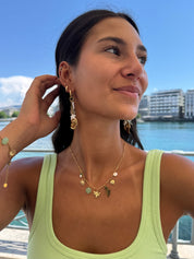 Collier doré Milana chaîne torsadée avec pendentifs soleil, hirondelle, abeille, trèfle, cœur, marguerite et nacre - Bijou porté