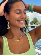 Collier doré Milana chaîne torsadée avec pendentifs soleil, hirondelle, abeille, trèfle, cœur, marguerite et nacre - Bijou porté