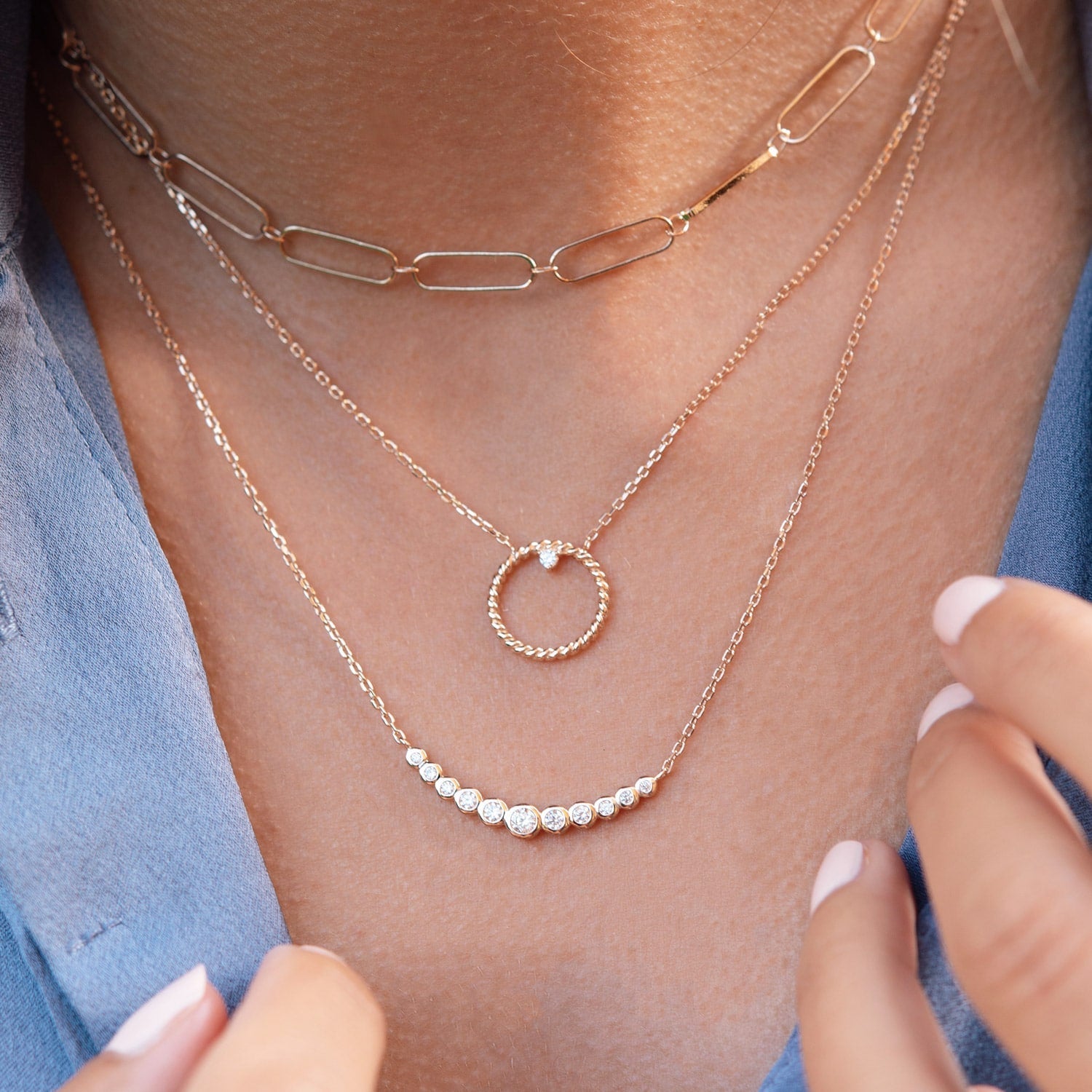 Collier dore et zircons satine - Bijou porté