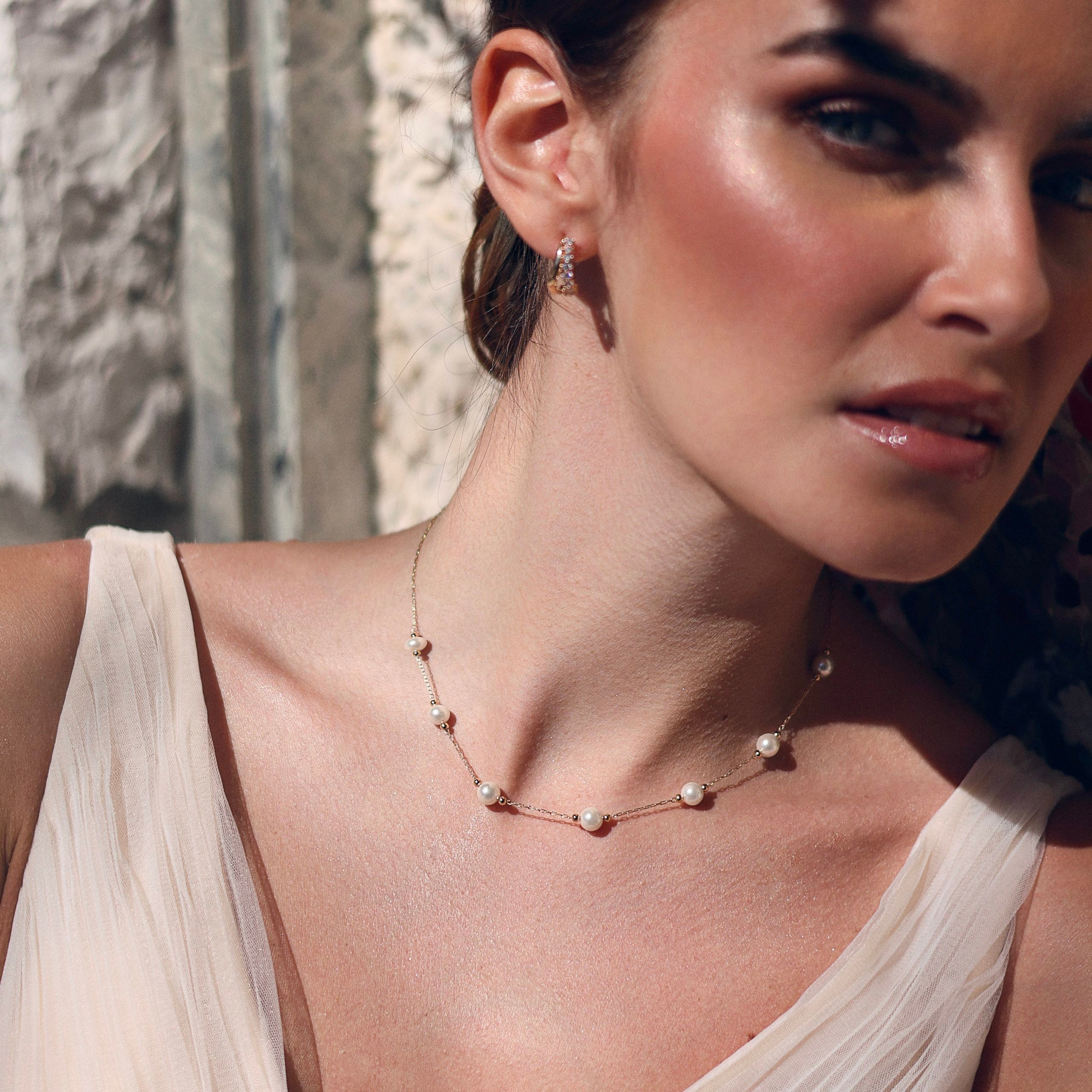 Collier doré perles en nacre Rubene - Bijou porté