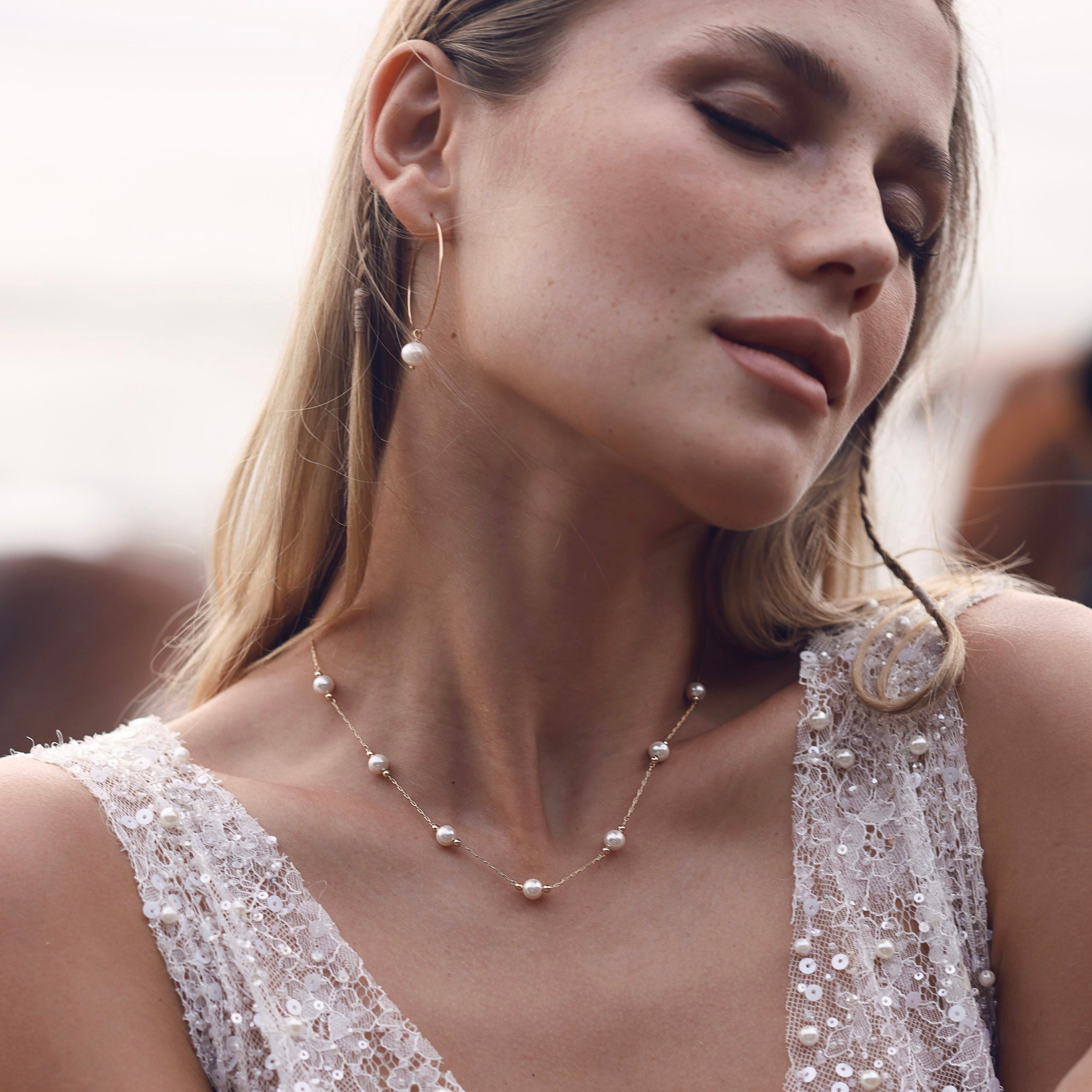 Collier doré perles en nacre Rubene - Bijou porté